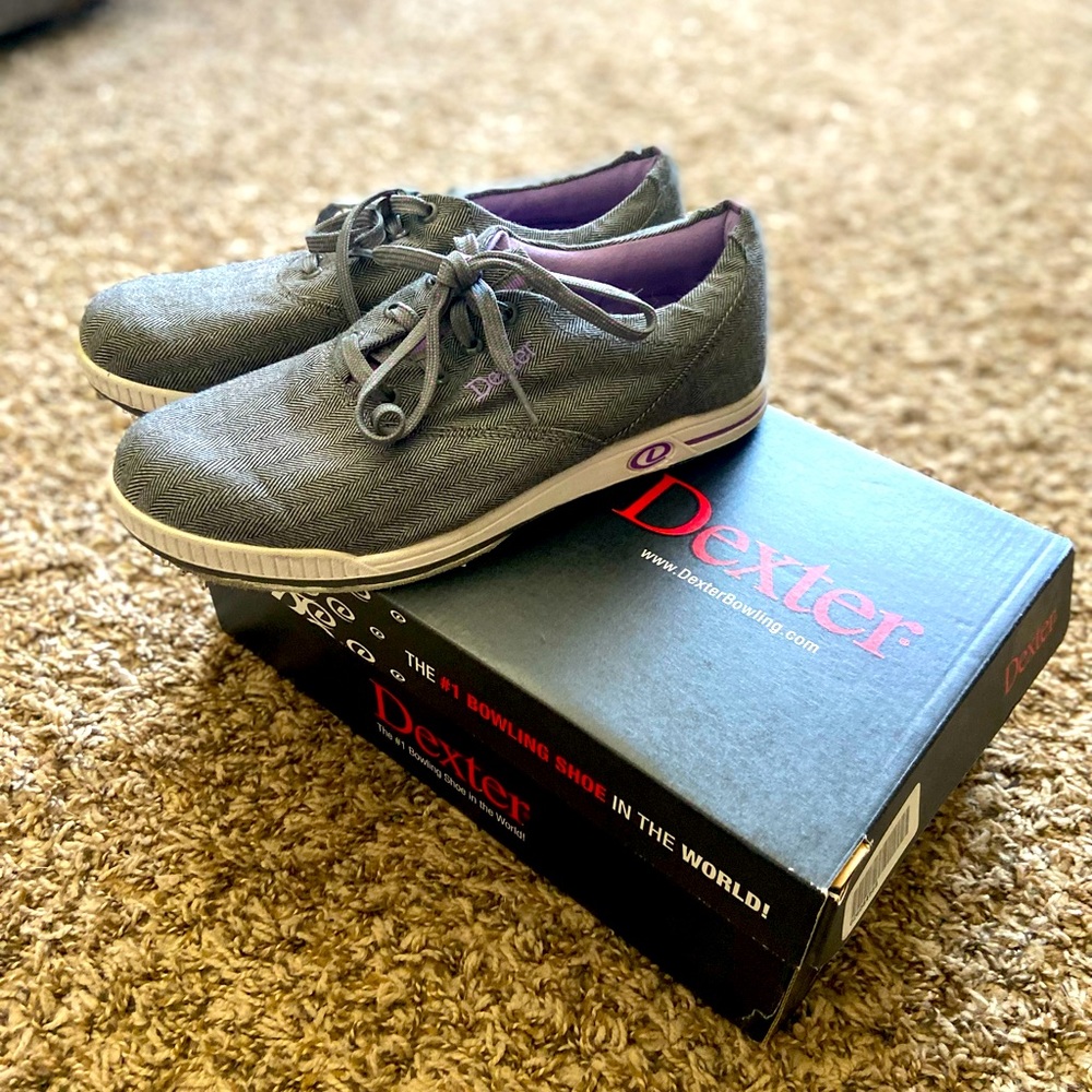 Woman’s Dexter Bowling Shoes 8.5
